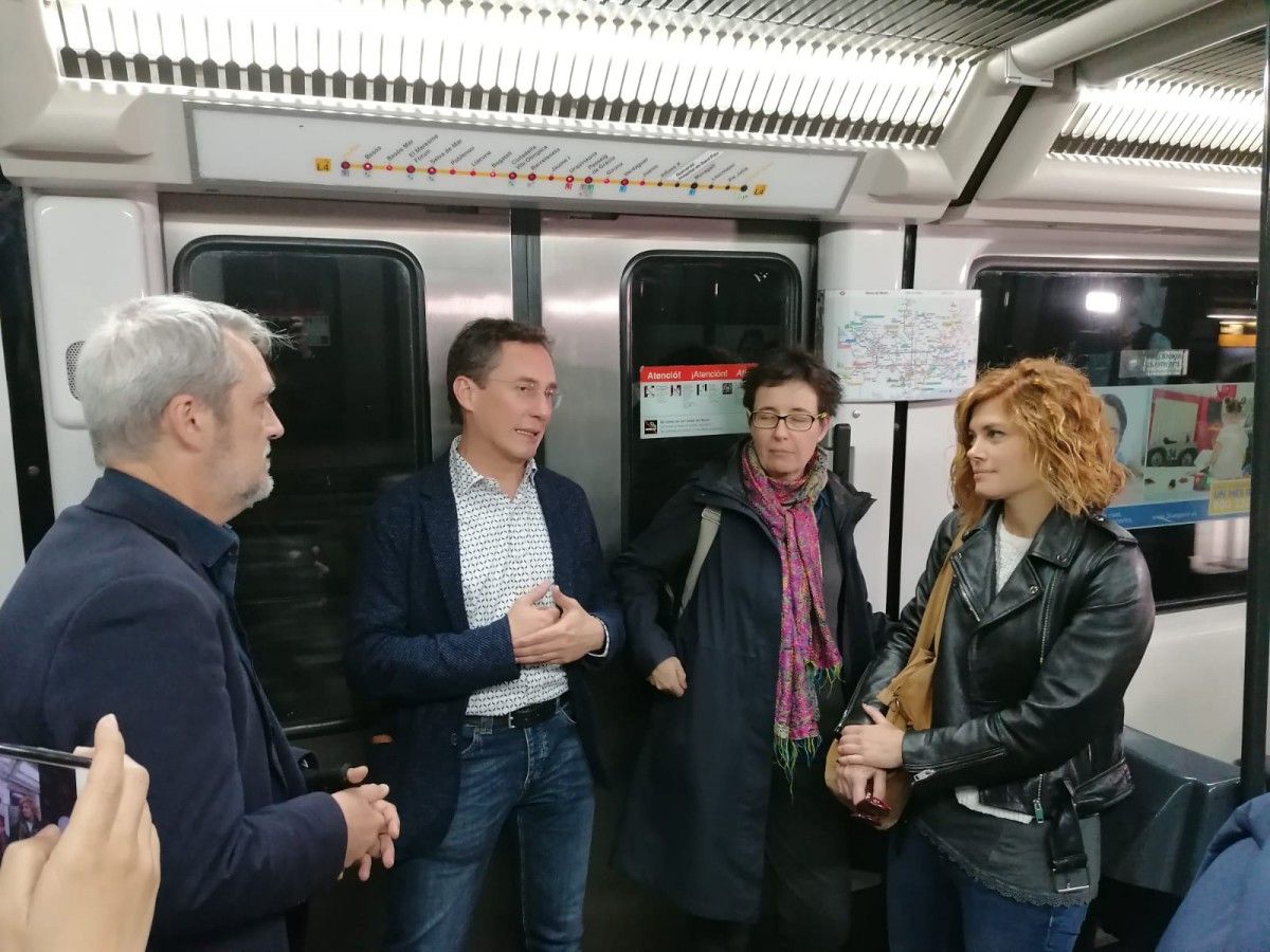 Elisenda Alamany, amb membres de la candidatura d'ERC al metro