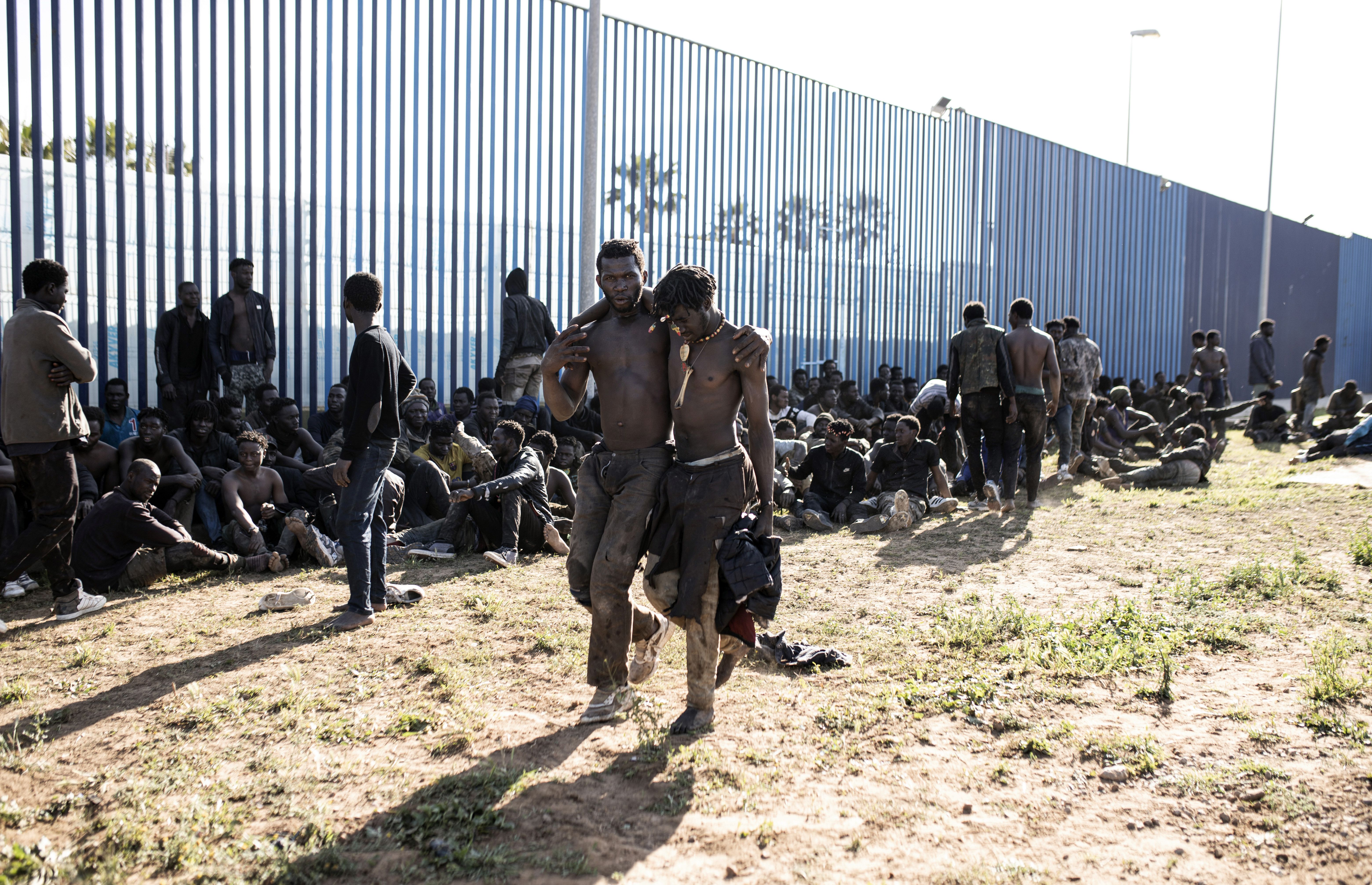 Imatge d'arxiu del salt amb èxit de 500 migrants a la tanca de Melilla