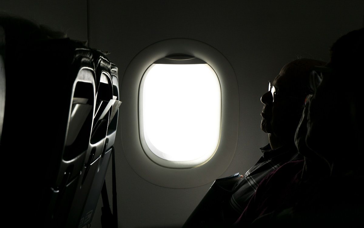 Una persona dins un avió