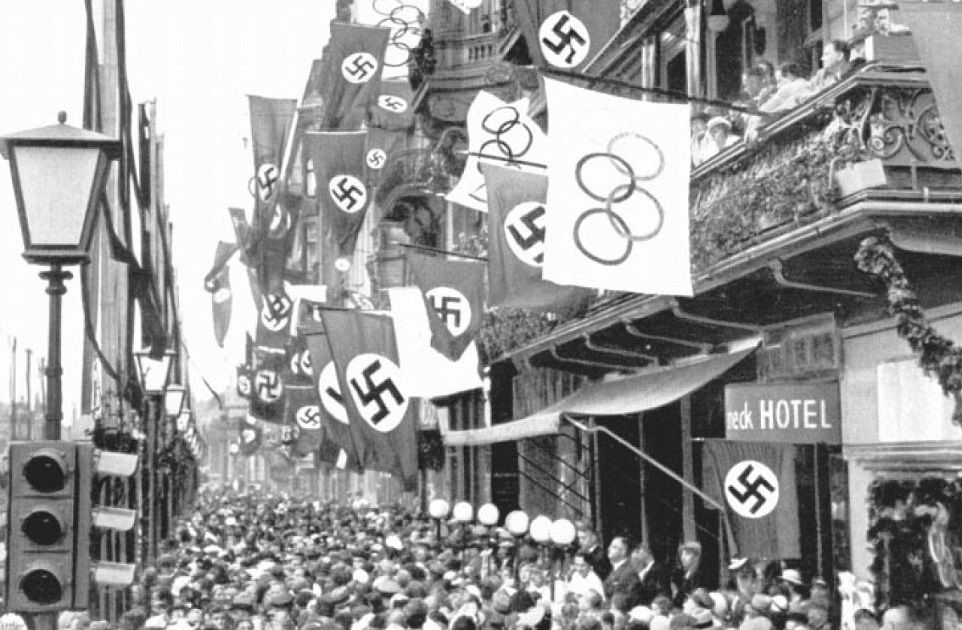 La bandera nazi i la bandera olímpica comparteixen espai als carrers de Berlín en ocasió dels Jocs de 1936