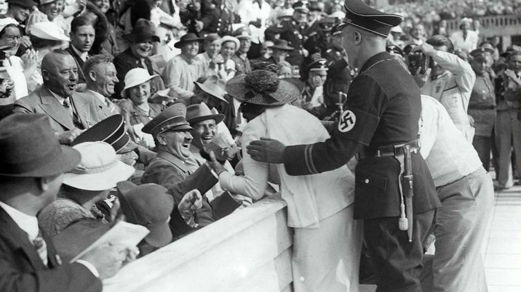 Hitler és saludat per una espectadora durant la celebració de la cerimònia inaugural dels Jocs Olímpics de Berlín de 1936