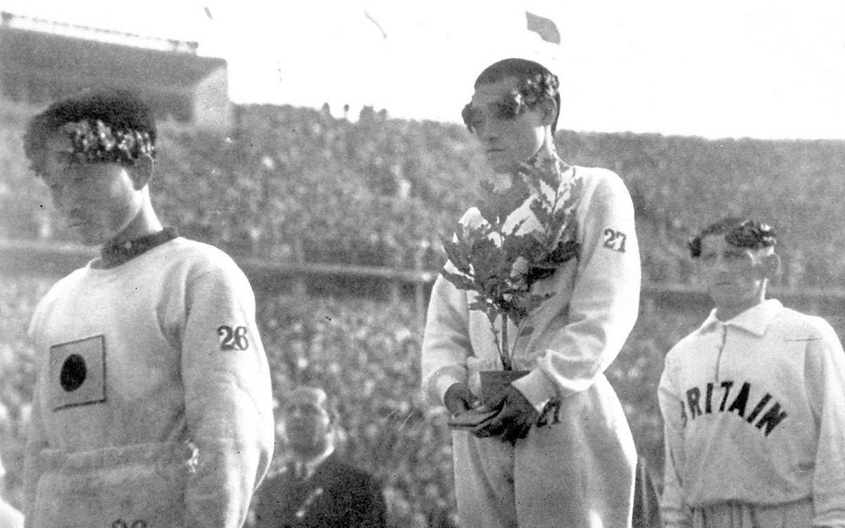 Dos atletes coreans protesten, capcots, durant la interpretació de l’himne japonès en el lliurament de medalles de marató als Jocs de 1936