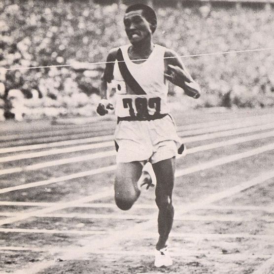 Sohn Kee Chung en el moment de guanyar la marató dels Jocs de 1936