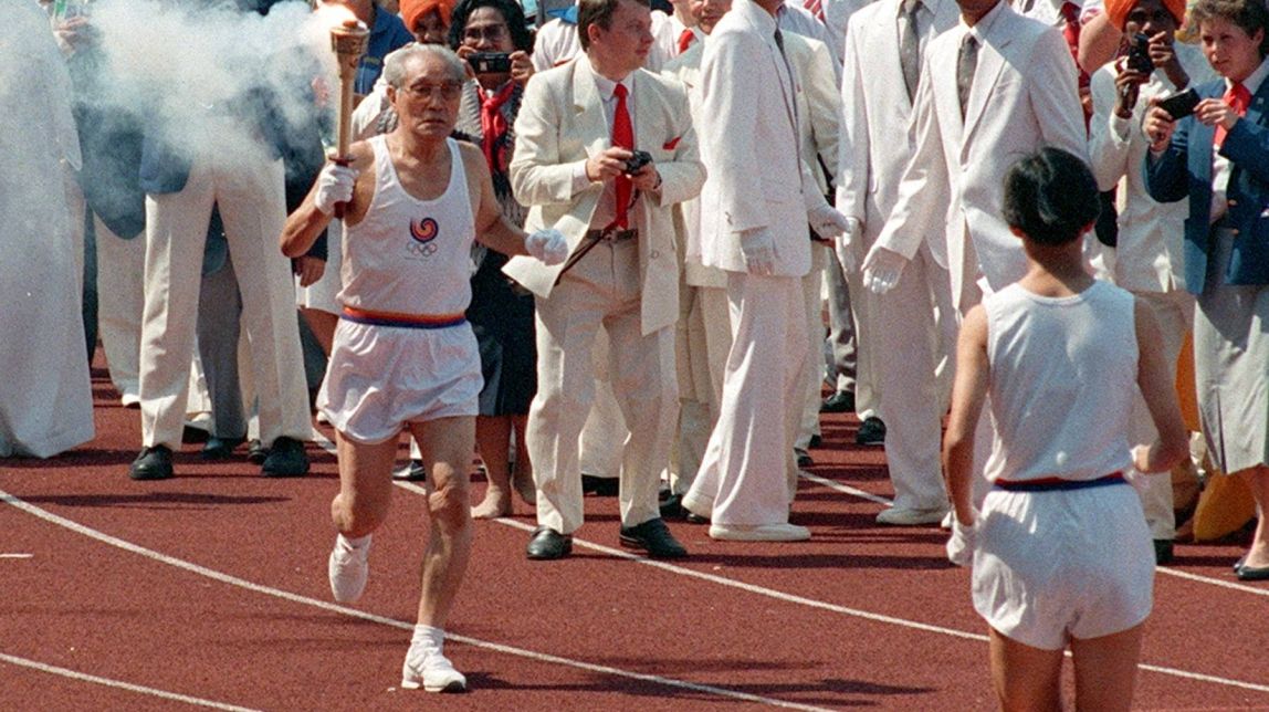 Sohn Kee Chung portant la torxa a l’estadi Olímpic de Seül durant la cerimònia inaugural dels Jocs de 1988