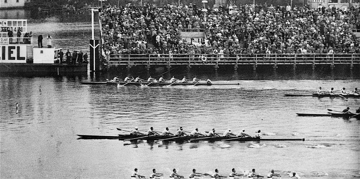 Final de la prova on s'aprecia com l'equip nord americà, al darrer carril, guanya la medalla d'or en l’últim sospir