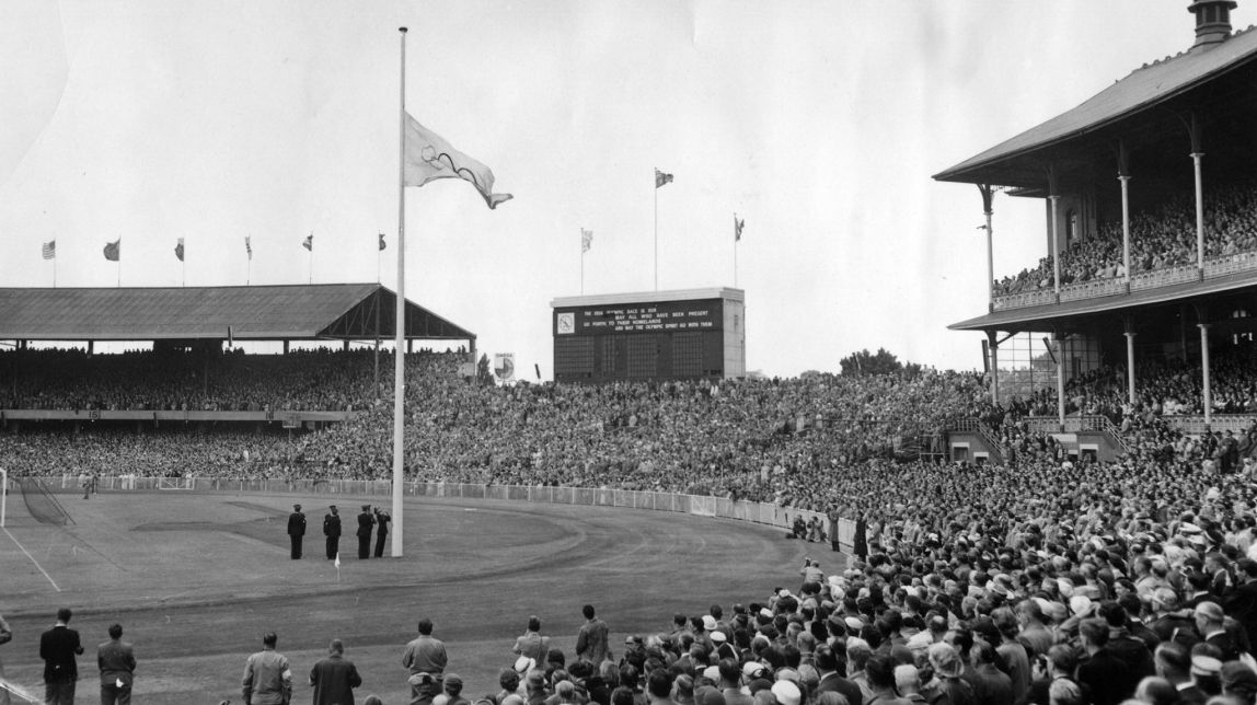 La bandera olímpica presideix la cerimònia de clausura dels Jocs de 1956