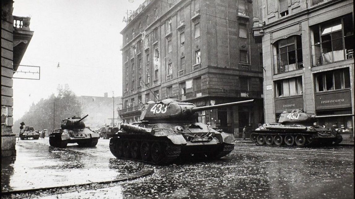 Tancs soviètics ocupen els carrers de Budapest, el novembre de 1956