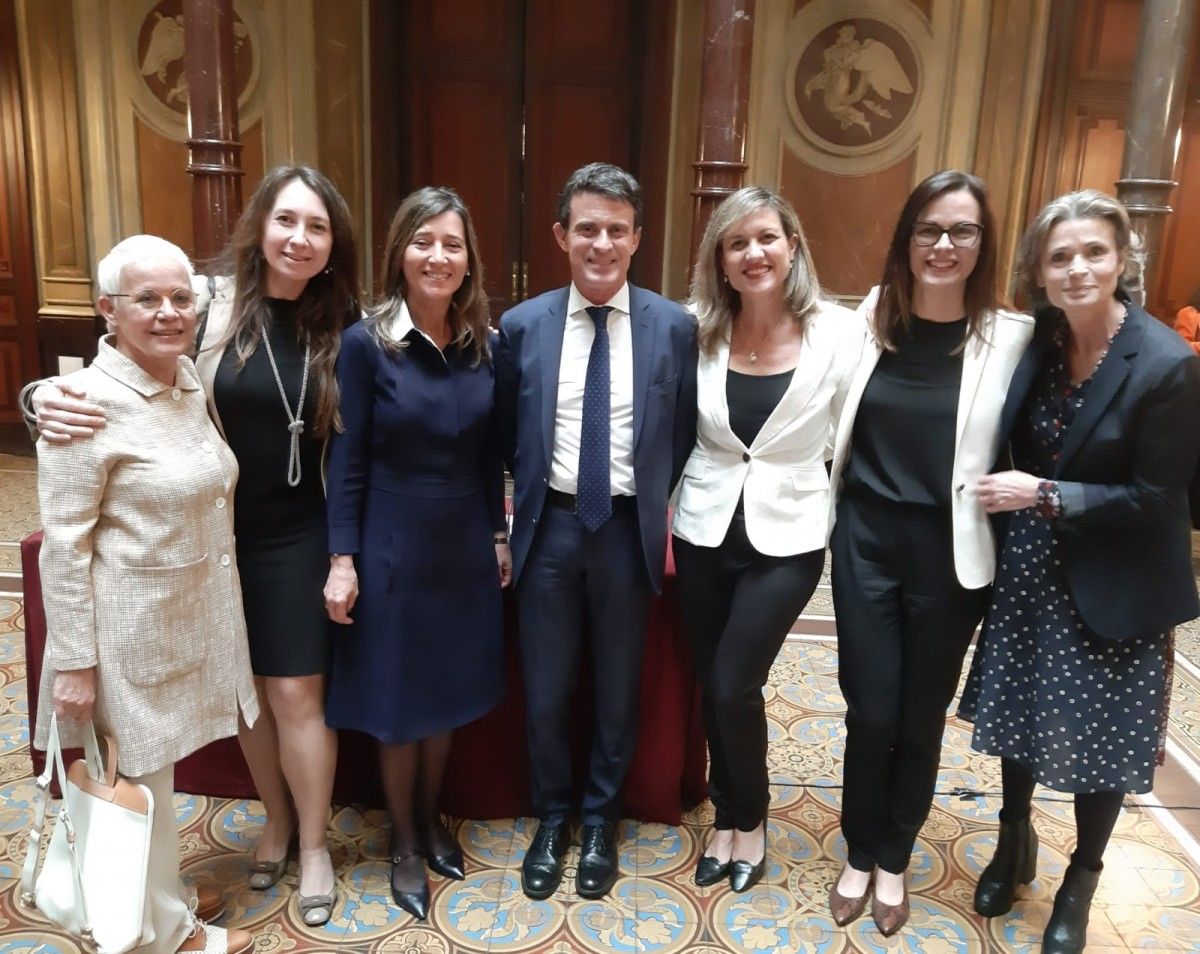 Manuel Valls amb dones del món jurídic. A la seva dreta, Chantal Moll. A l'esquerra de la imatge, Ana Magaldi i Alexandra López-Liz, presidenta de la plataforma Aixeca't.