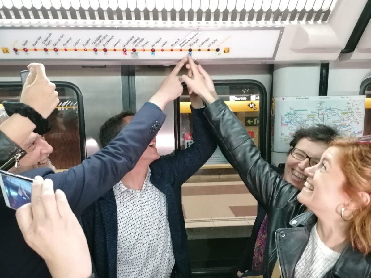 Elisenda Alamany, Maria Buhigas i Jordi Coronas, anant en metro a Ciutat Meridiana