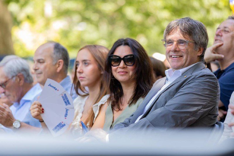 Carles Puigdemont, amb la seva dona, Marcela Topor, en un acte de partit