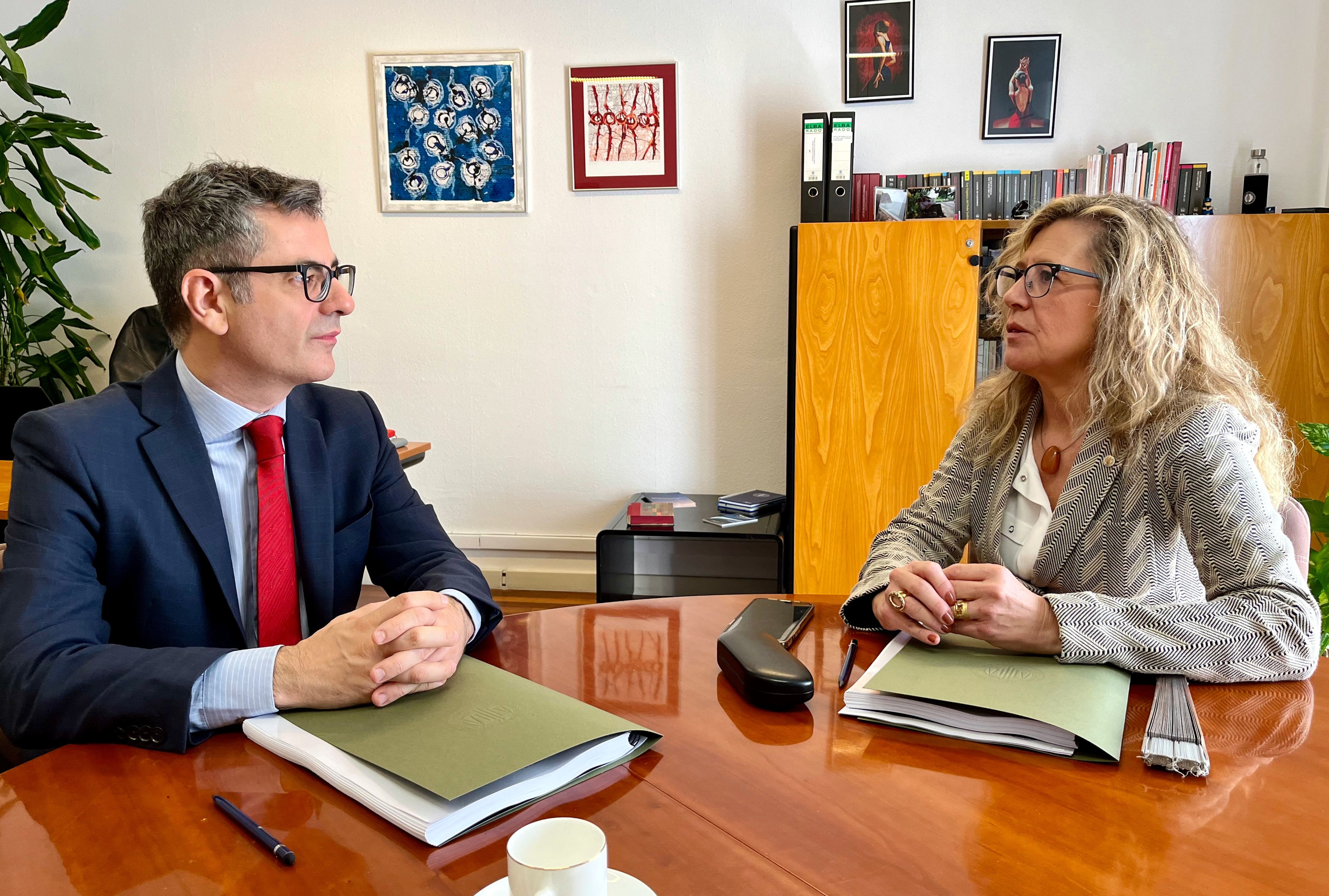 Felix Bolaños i la presidenta del Consell de l'Advocacia Catalana i degana de Tortosa, Marta Martínez