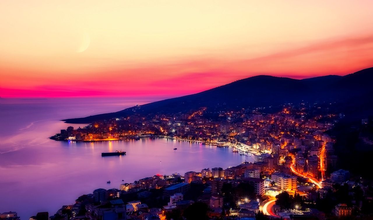 Posta de sol a Sarandë, una ciutat al sud d'Albània