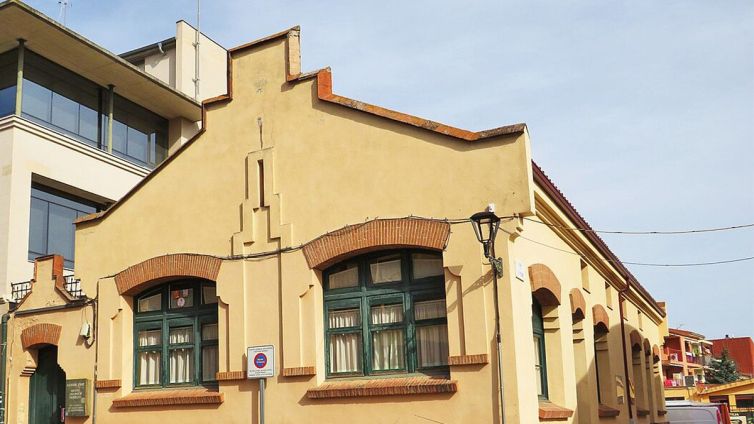 Aquest antic edifici nescolar avui és el Centre Cívic de Santa Maria de Palautordera. | Foto: Coomos