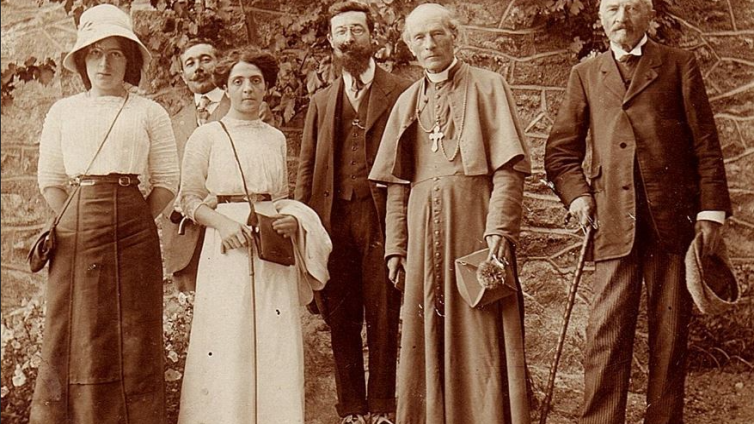 El bisbe de Perpinyà, J. Carsalade, amb els seus familiars