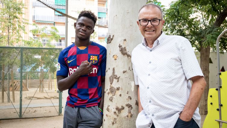 En Lama assenyala l'escut del Barça amb orgull