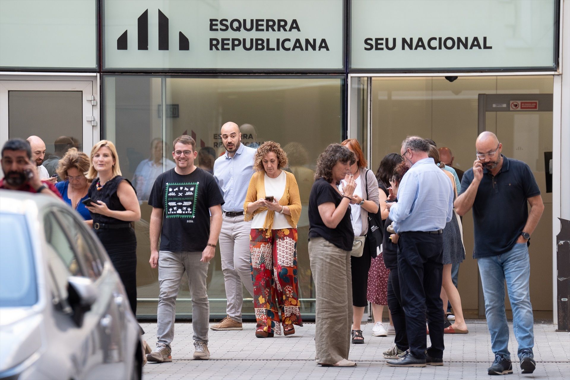 Pausa a l'executiva d'ERC de dilluns, al pati de la seu dels republicans al carrer Calàbria