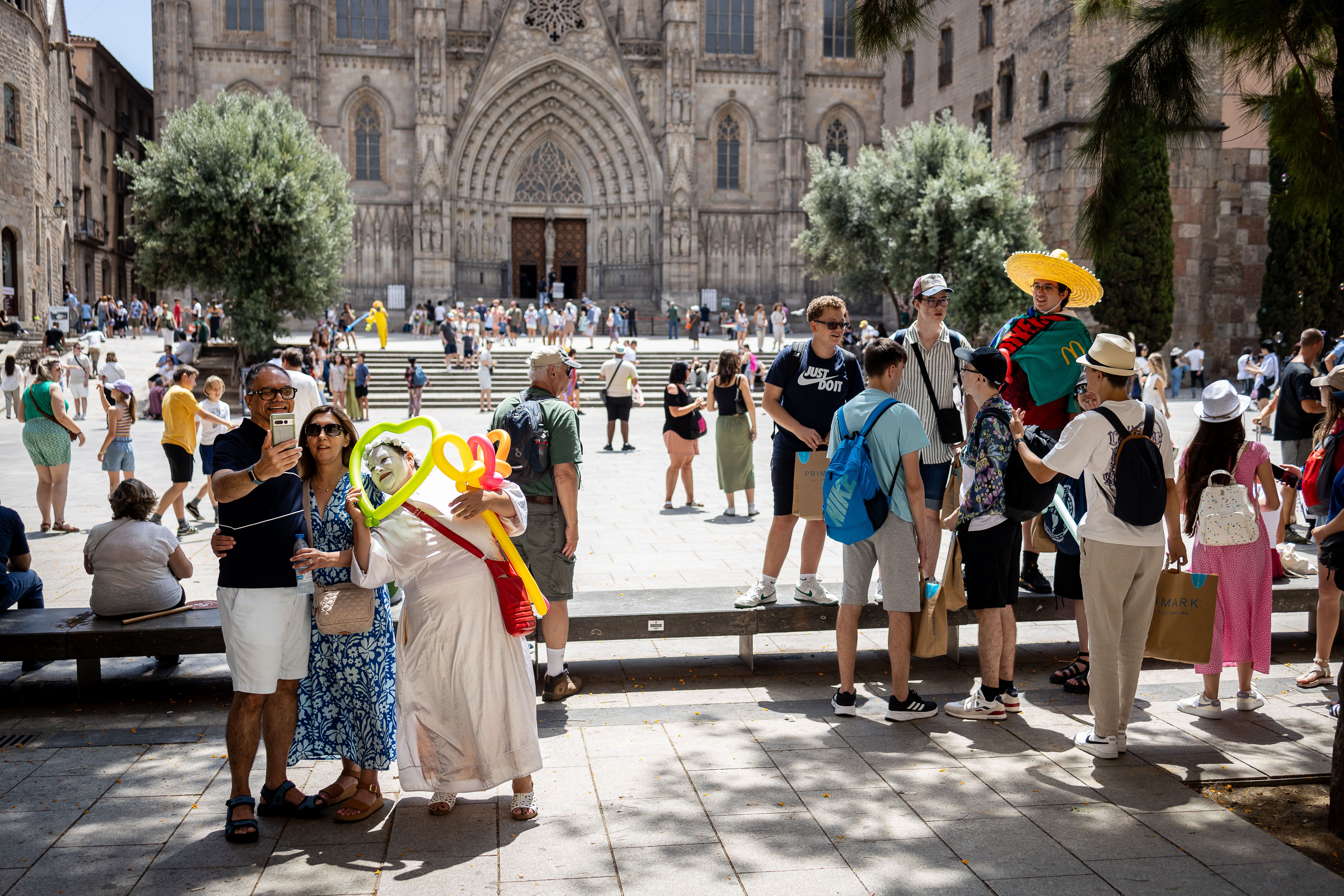 Turistes a la catedral de Barcelona