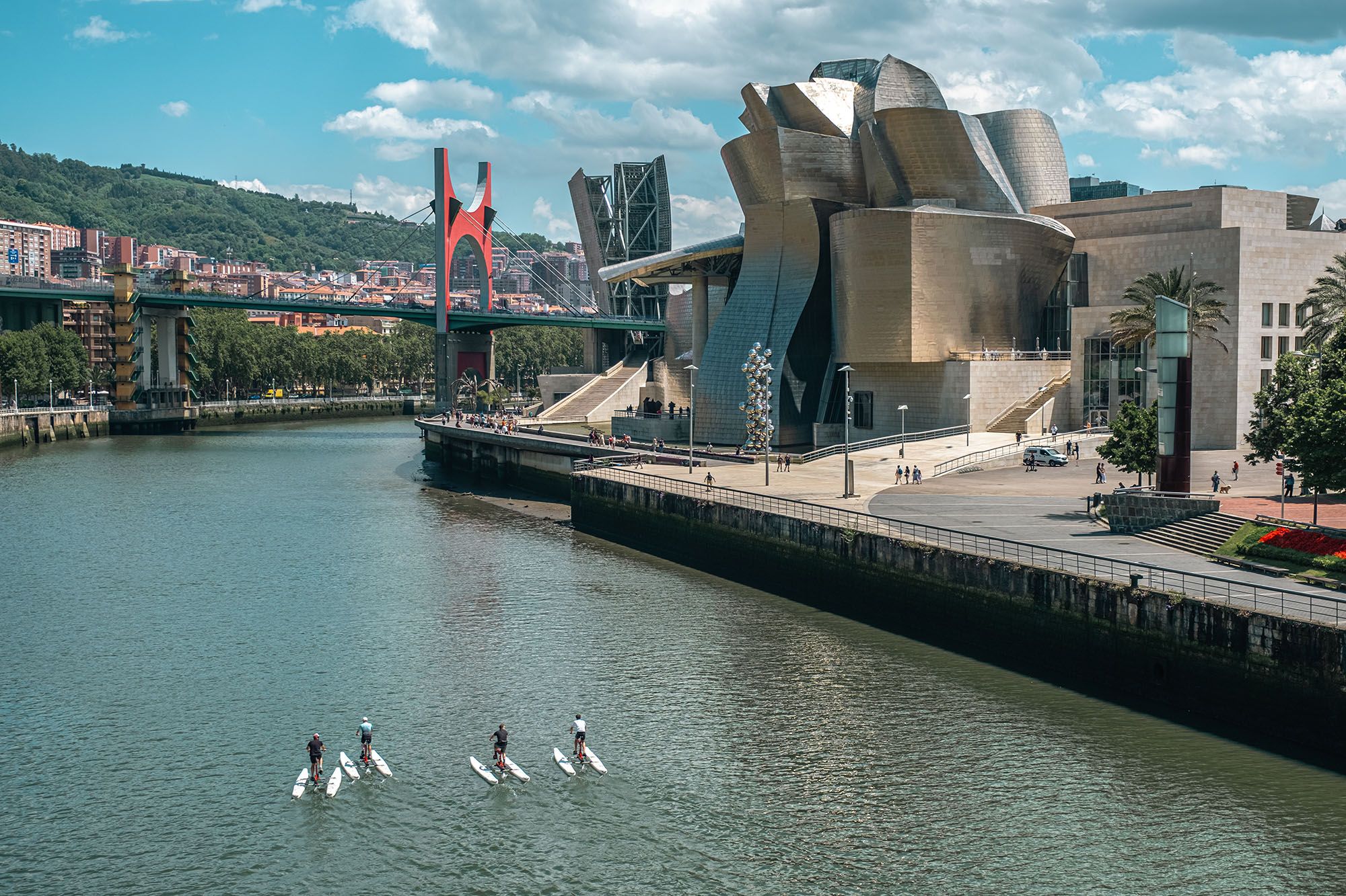 Els quatre aventurers de l'expedició provant les bicis d'aigua a Bilbao