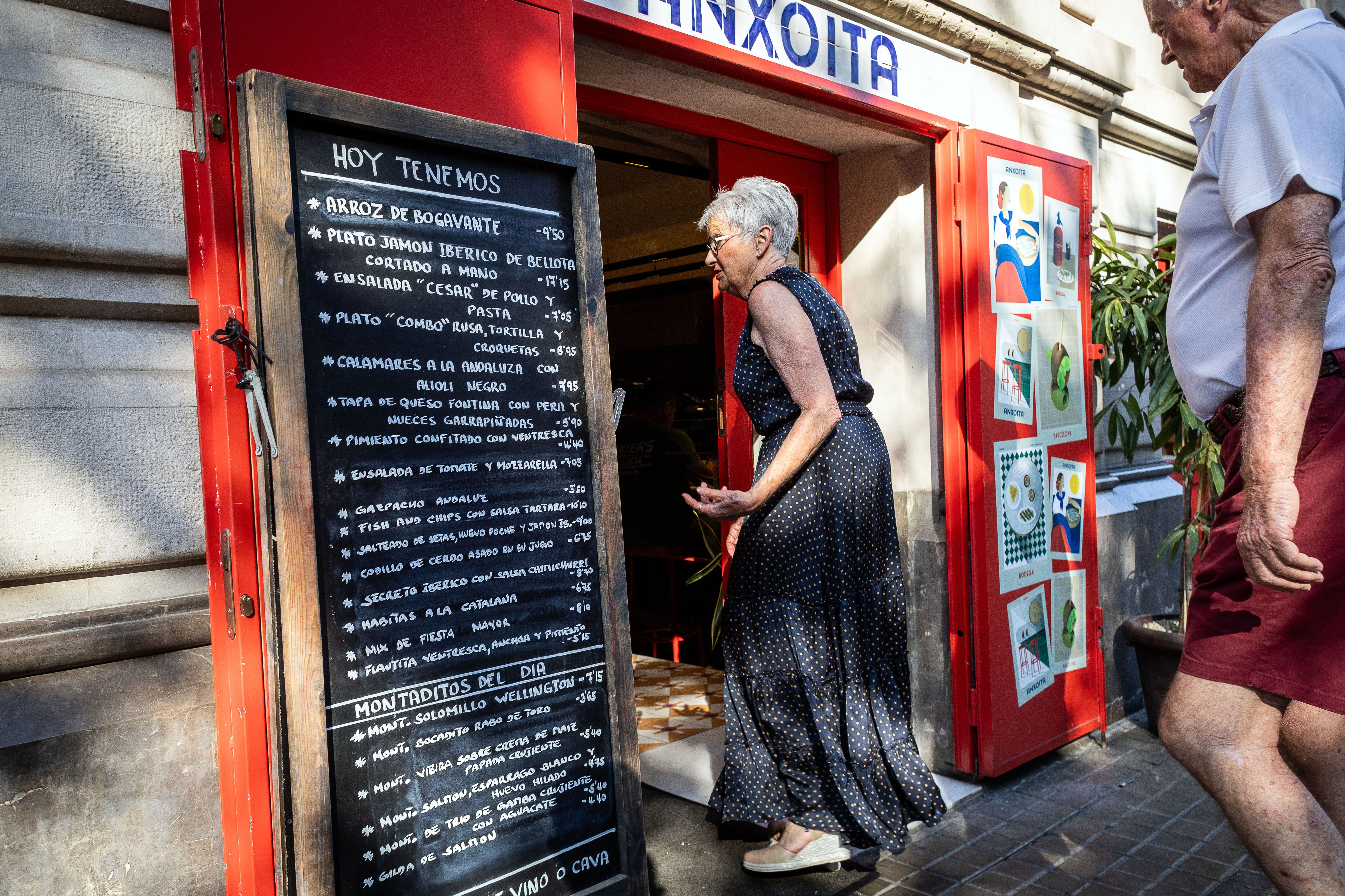 Un bar sense rotulació en català