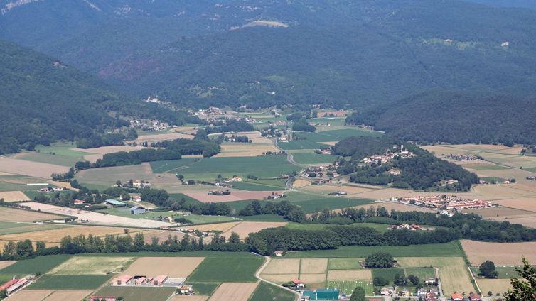 La plana agrícola de la Vall d'en Bas, per on passarà la futura variant