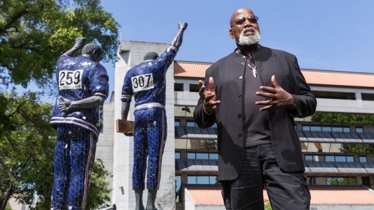 Harry Edwards, promotor del Projecte Olímpic pels Drets Humans, davant de l’escultura dedicada a Smith i a Carlos a la Universitat de San José