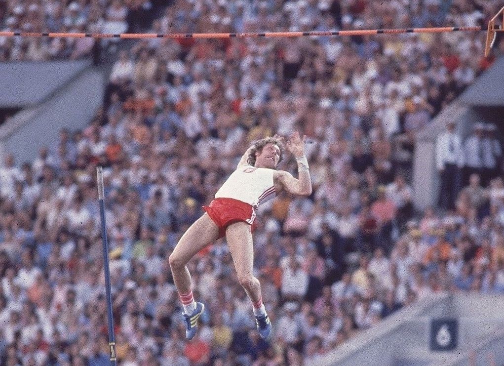 Kozakiewicz durant l’actuació que li donaria la medalla d’or en salt de perxa als Jocs de Moscou