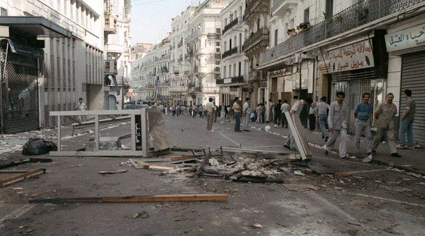 Els carrers d’Alger en flames després de la revolta contra el poder del FLN del 5 d’octubre de 1988