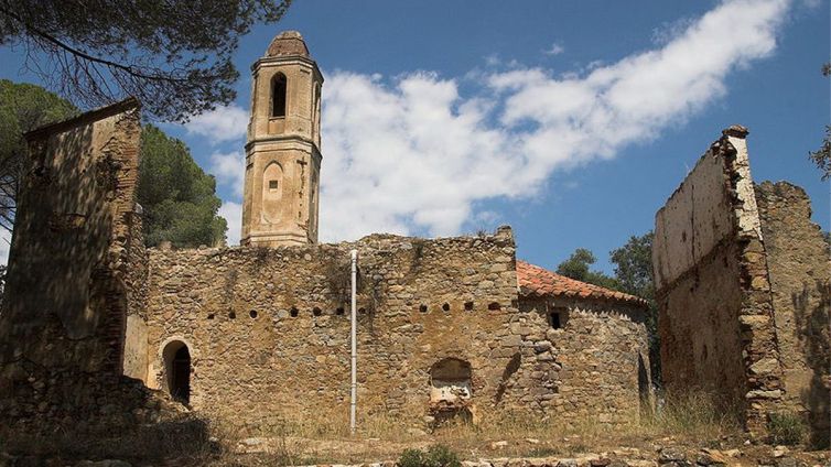 El conjunt arquitectònic de Santa Eulàlia de Tapioles està format per l'església, una casa i el cementiri. | Viquipèdia