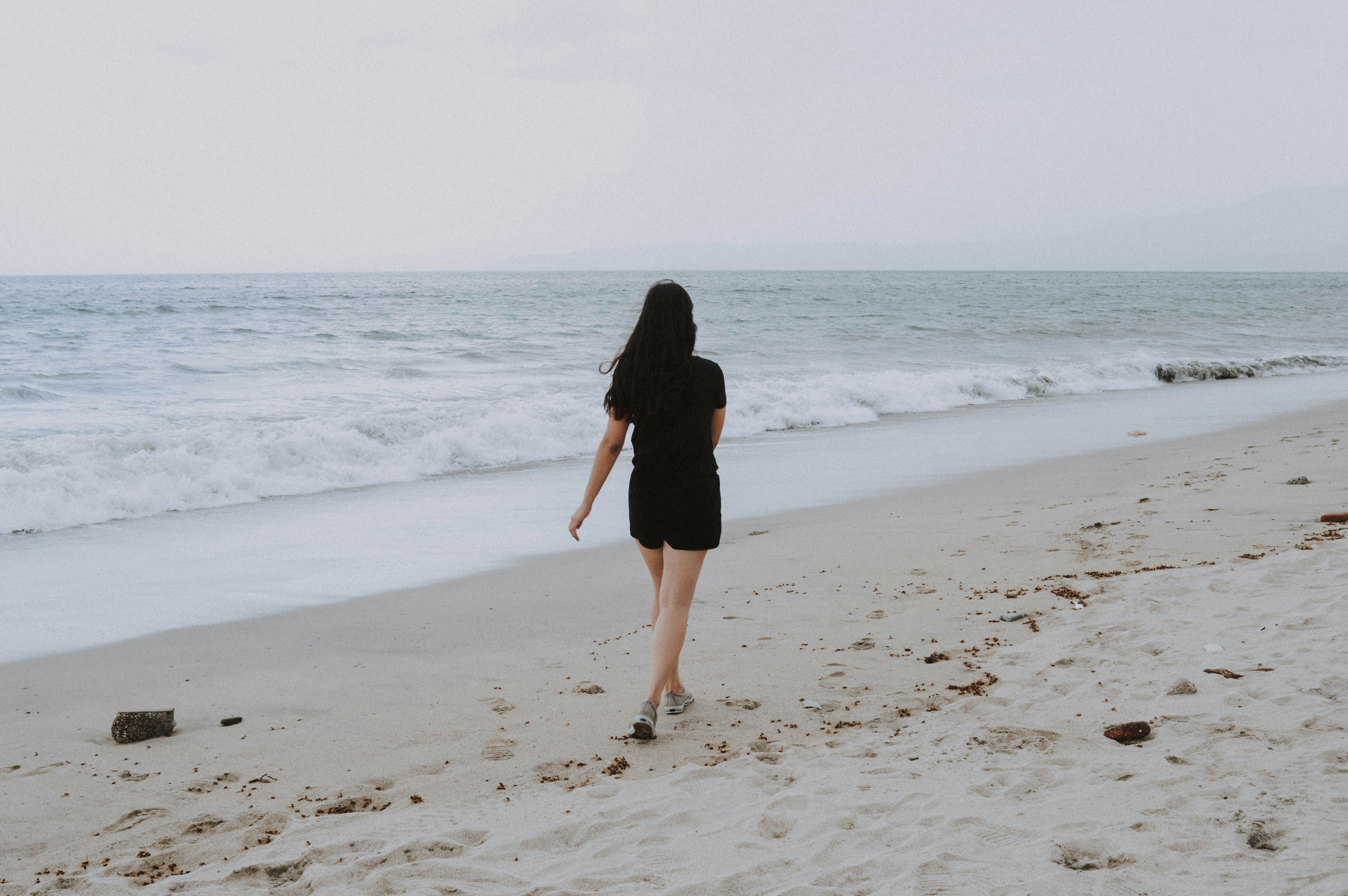 Una persona camina a la platja