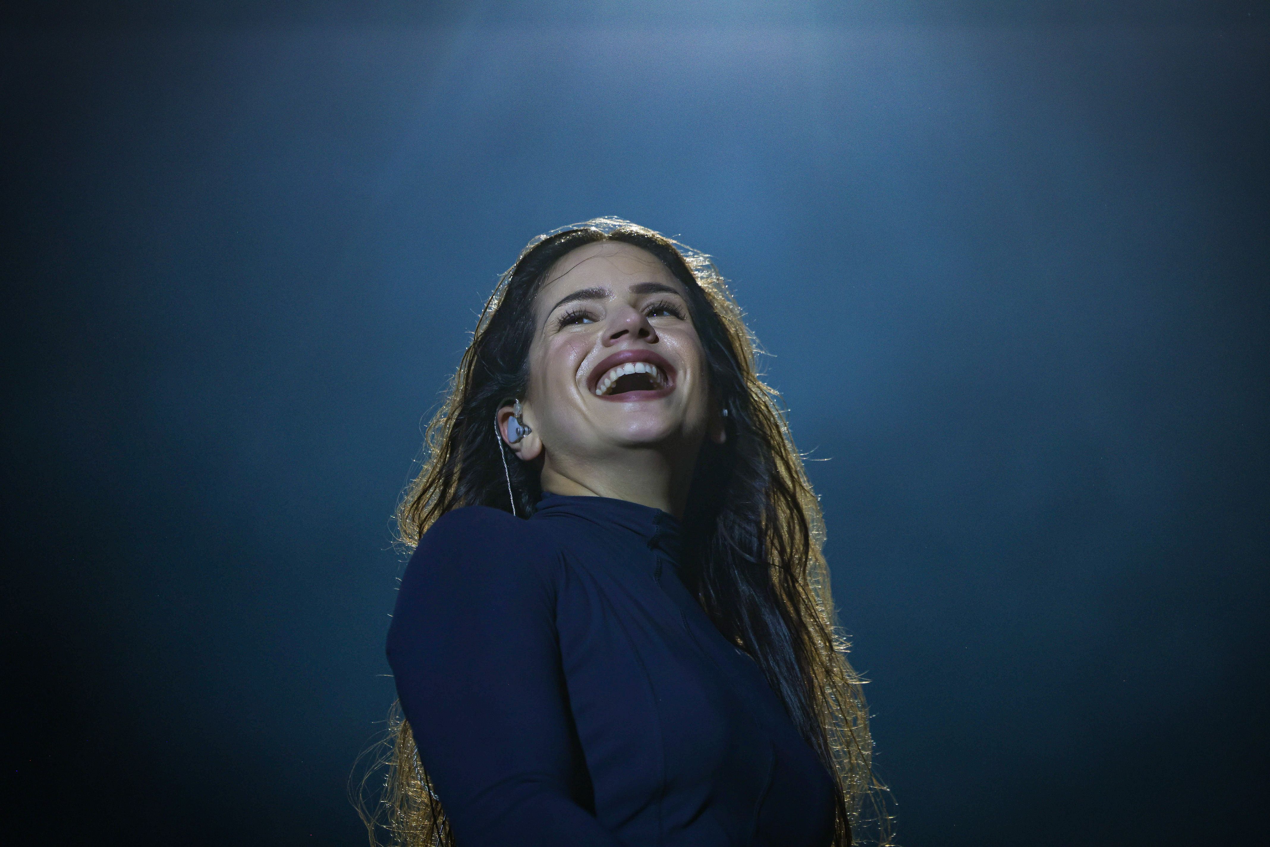 Rosalía cantant a un concert