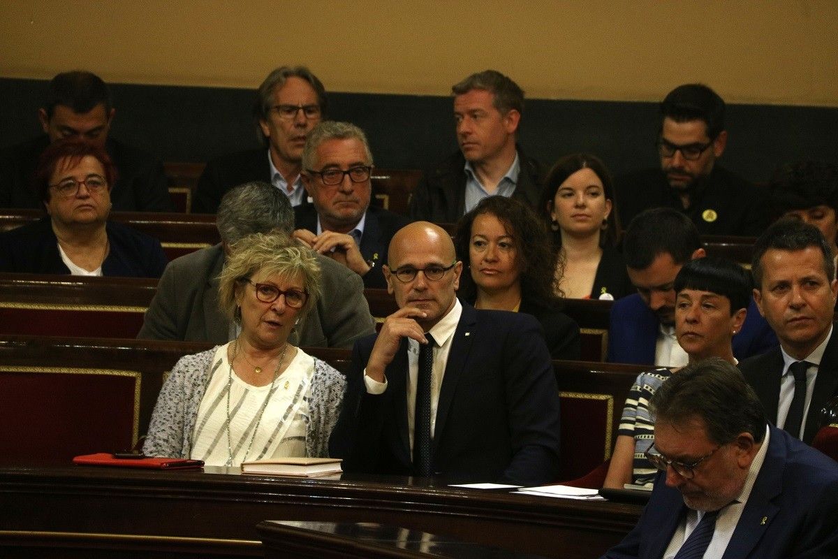 El senador Raül Romeva, en la sessió constitutiva del Senat, acompanyat de Mirella Cortés.