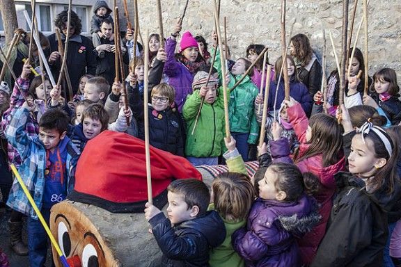 Cagada multitudinària del tió a Montesquiu, una tradició nadalenca