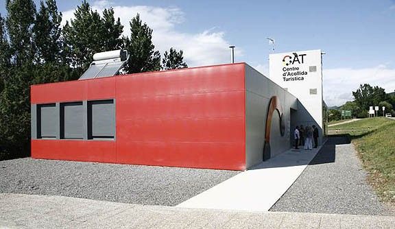 El CAT de Ripoll està situat a l'aparcament de can Guetes