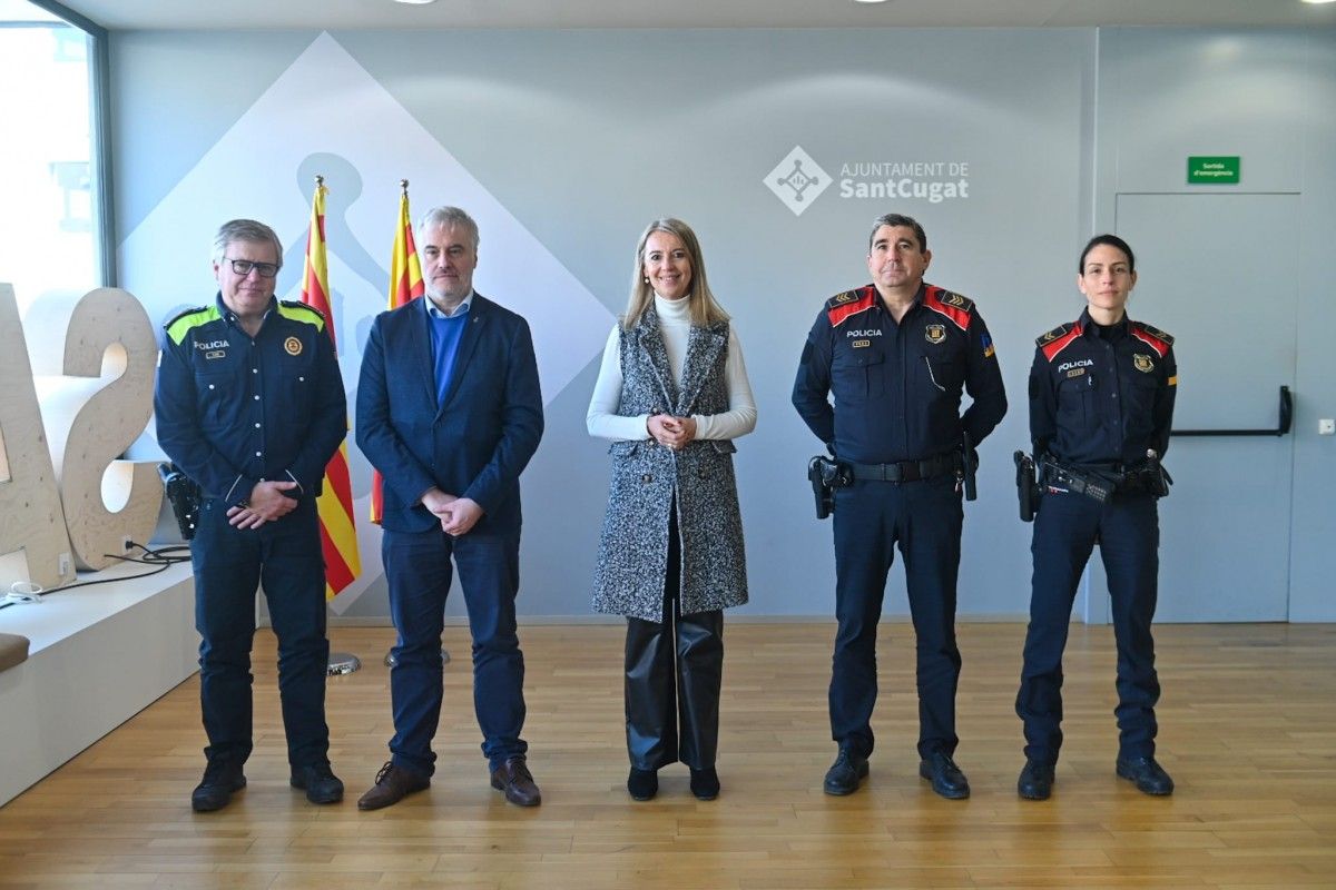 L'alcaldessa, Mireia Ingla, amb els responsables dels Mossos i la Policia Local de Sant Cugat