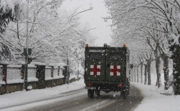 Un comboi militar passant per Ripoll enmig de la nevada