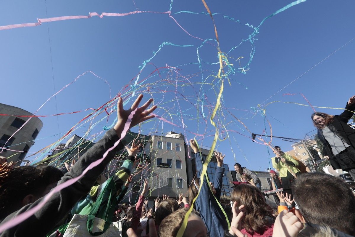 Llançament de confeti al Cap d'Any Infantil de Sabadell