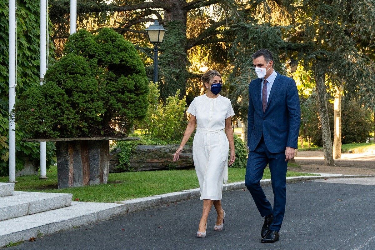 Pedro Sánchez i Yolanda Díaz, passejant a l'exterior de la Moncloa