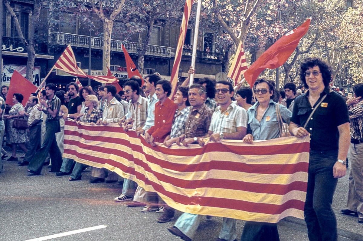Jordi Figuerola, a la dreta, amb vestit fosc, aquell 11 de setembre de 1977. 
