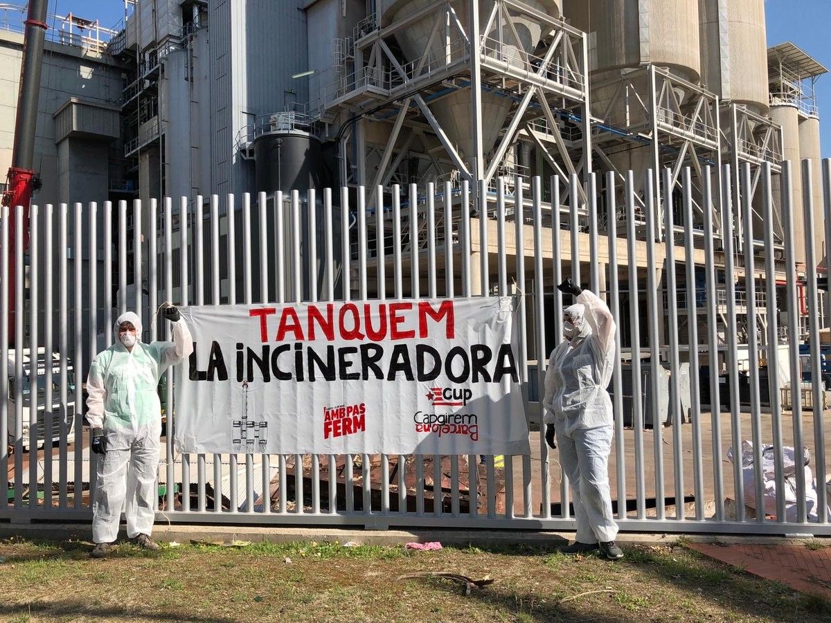 La CUP Capgirem Barcelona, en una acció de protesta a l'exterior de la incineradora TERSA