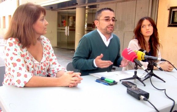 Gabriel Fernàndez, en roda de premsa juntament amb dues membres de Serveis Socials