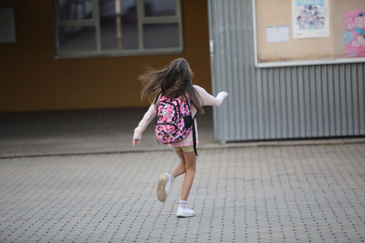 Una alumna entrant a l'escola