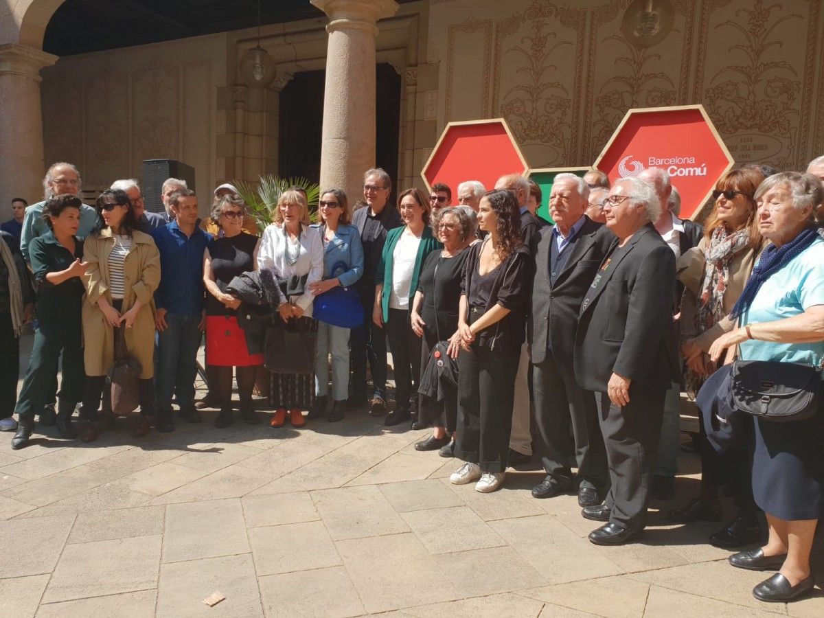 Ada Colau, amb representants del manifest de suport a la candidata dels comuns.