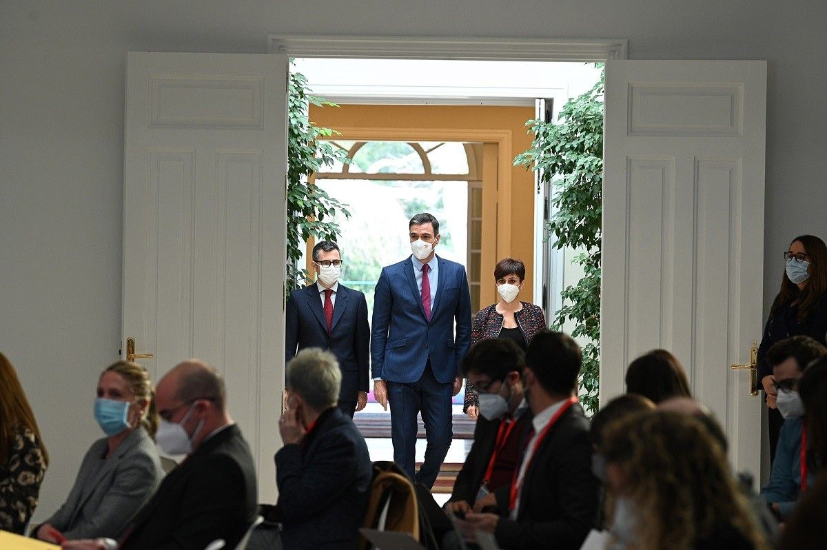 El president del govern espanyol, Pedro Sánchez, flanquejat pels ministres Félix Bolaños i Isabel Rodríguez