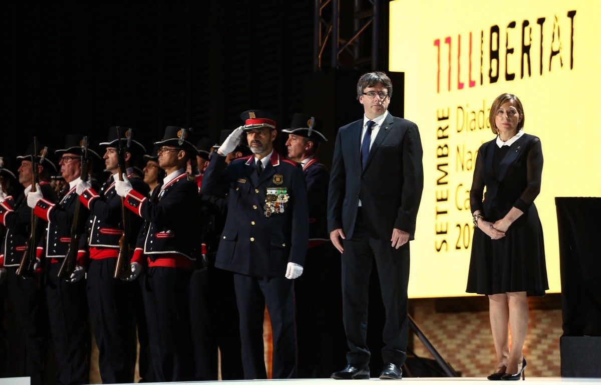 Carles Puigdemont i Carme Forcadell, durant l'inici de l'acte institucional de la Diada