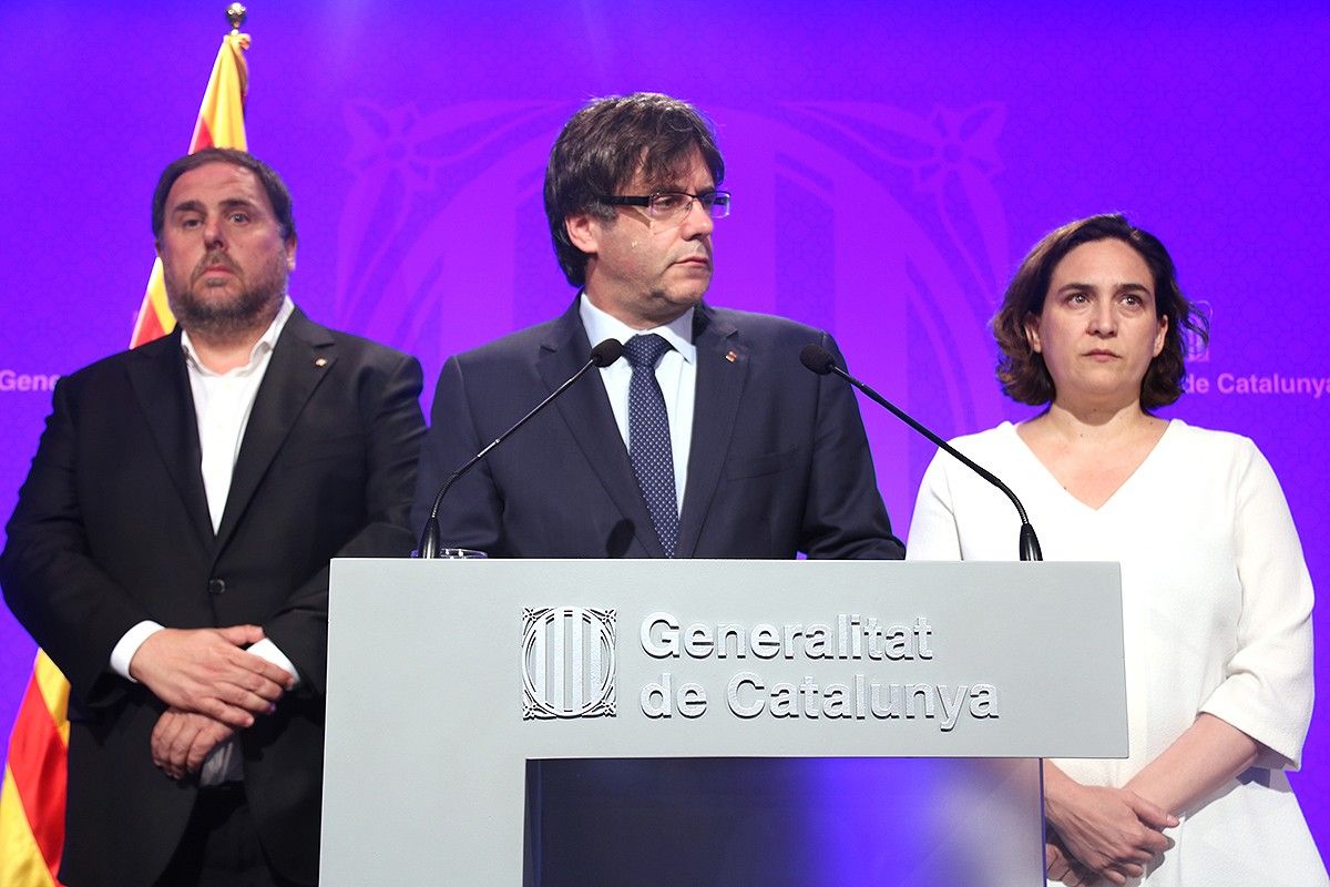 Puigdemont, acompanyat de Junqueras i Colau, durant una compareixença després dels atemptats