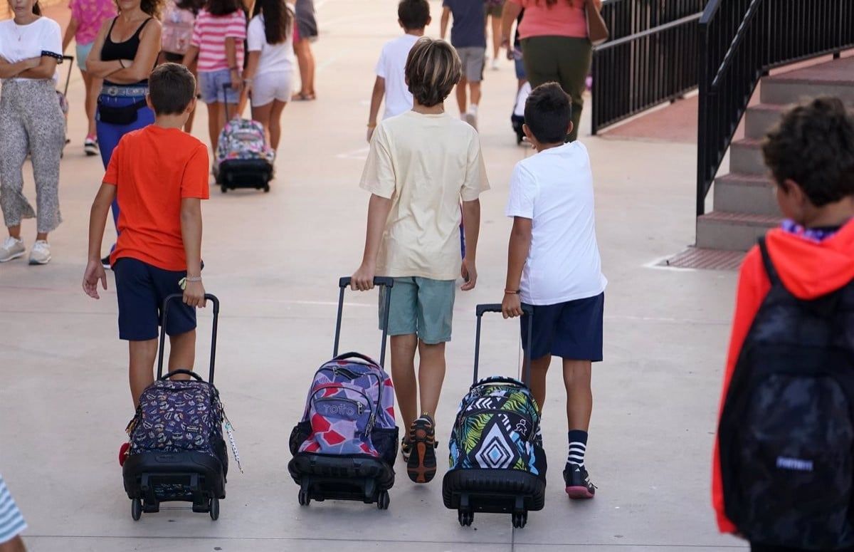 Un grup de nens a punt d'entrar a l'escola