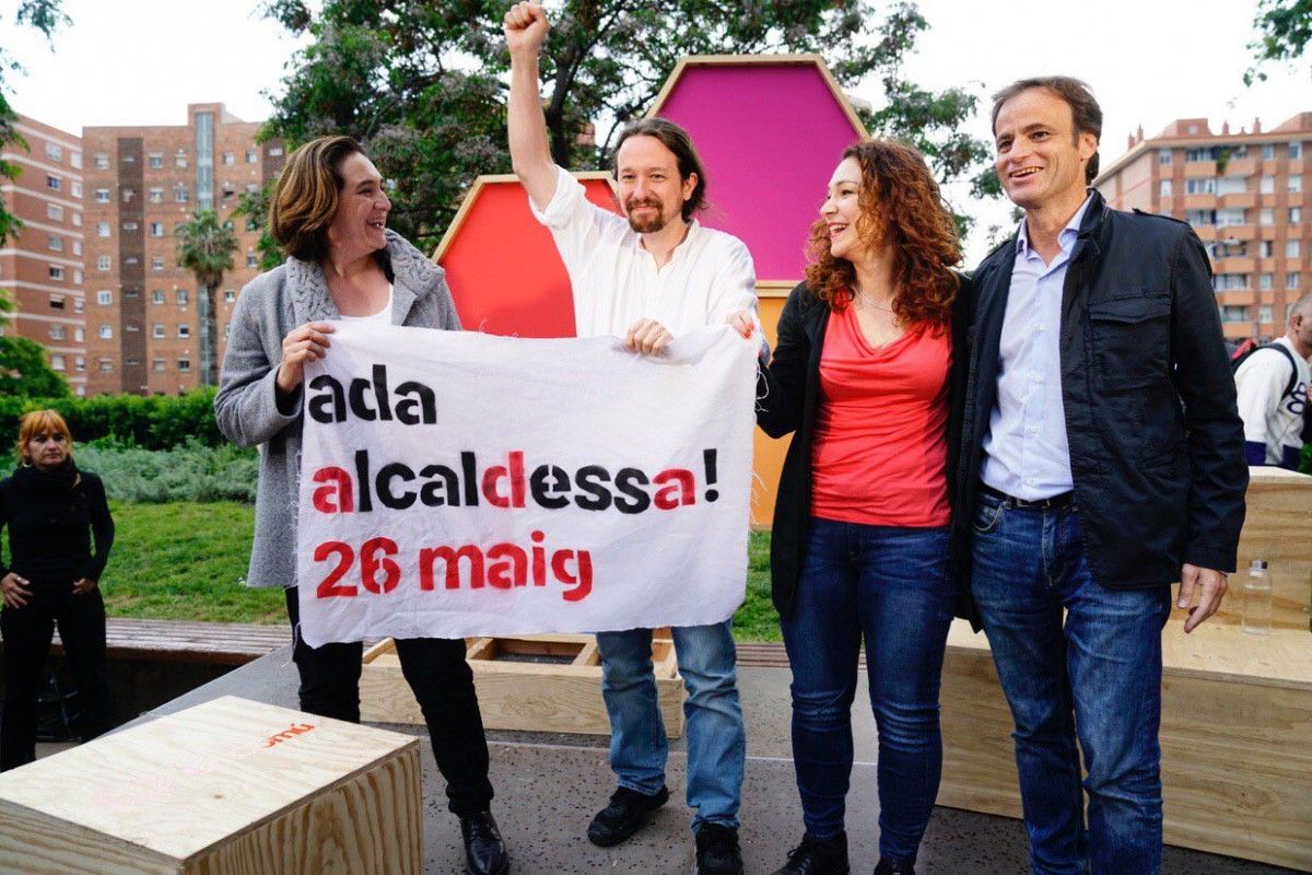 Ada Colau, Pablo Iglesias, Laura Pérez i Jaume Asens, en un acte a la plaça de la Marina.