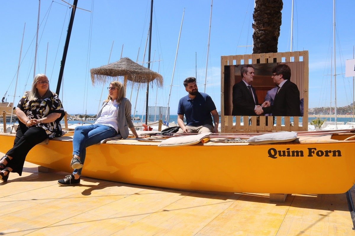 JxCat ha traslladat la campanya al mar amb el patí groc anomenat Quim en homenatge a Forn