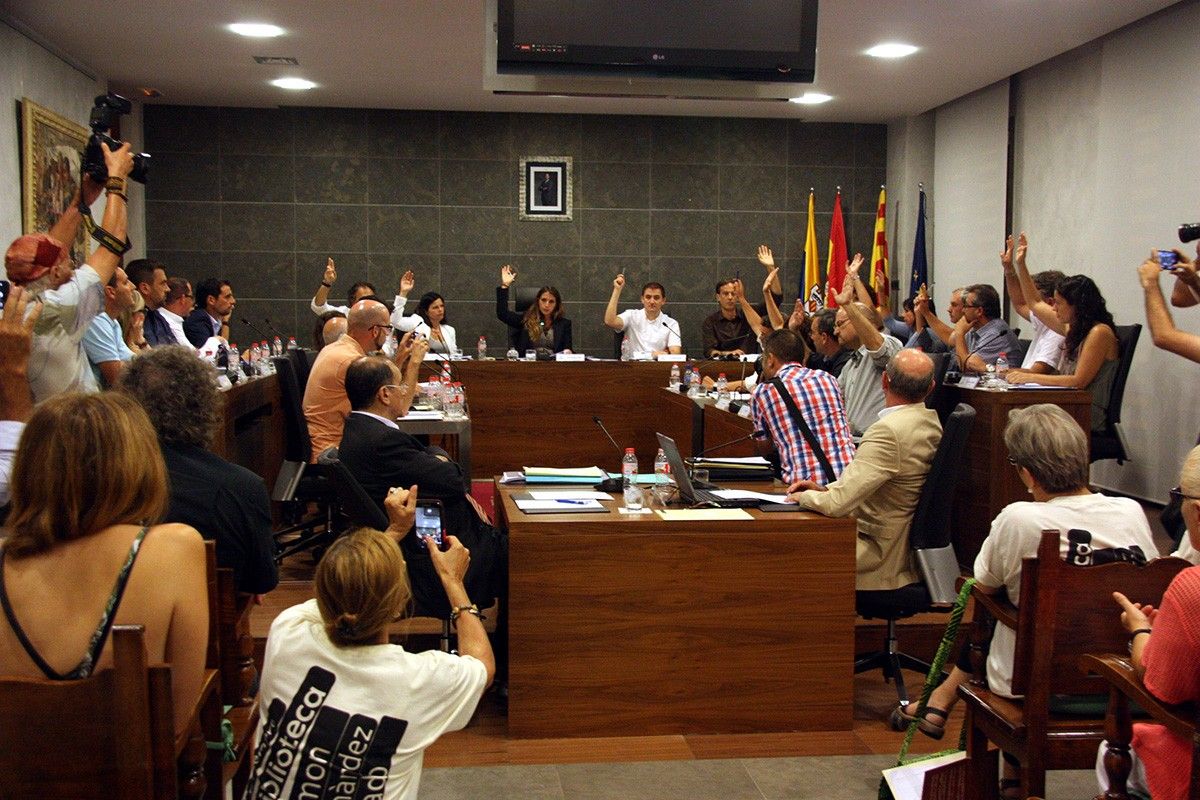 El ple de Castelldefels, votant l'adhesió a l'AMI, el juliol del 2015.