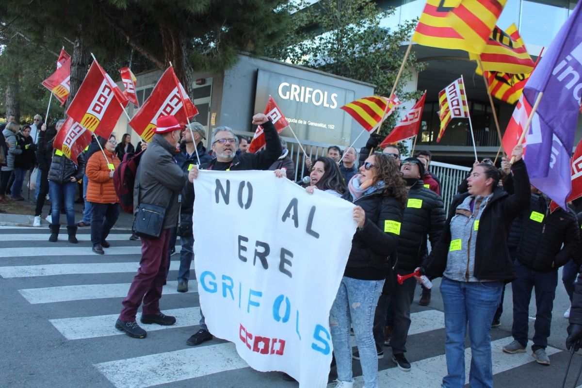 Imatge de l'acció de protesta a les portes de la planta de Grifols de Sant Cugat
